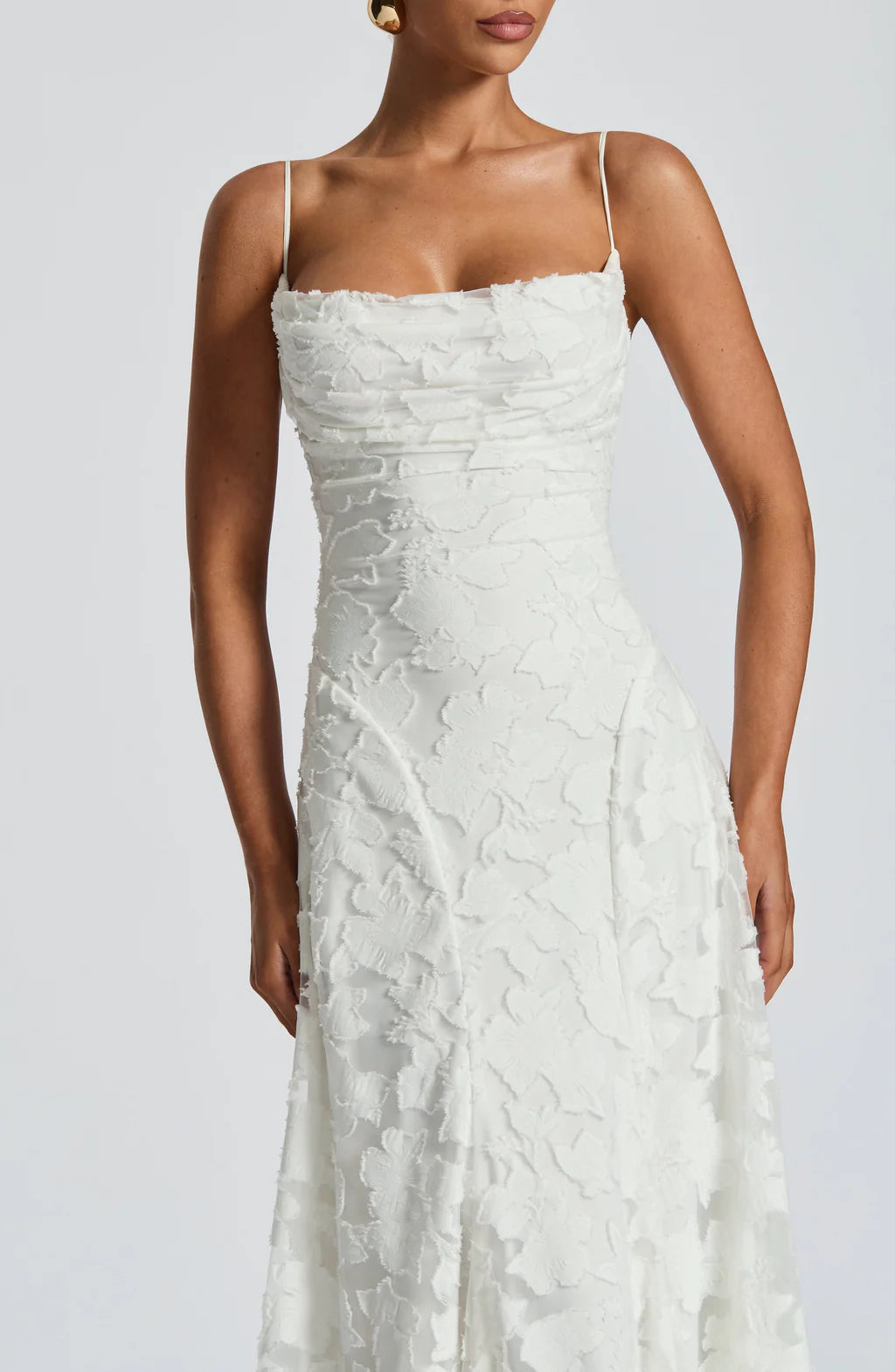 Clara Léon – wieczorowa sukienka maxi z kwiatową fakturą